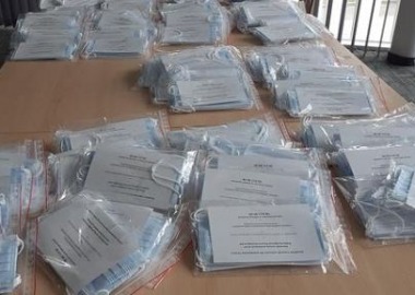 Pakowanie maseczek dla torunian