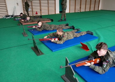 Trening strzelecki oraz musztry dla uczniów klas mundurowych